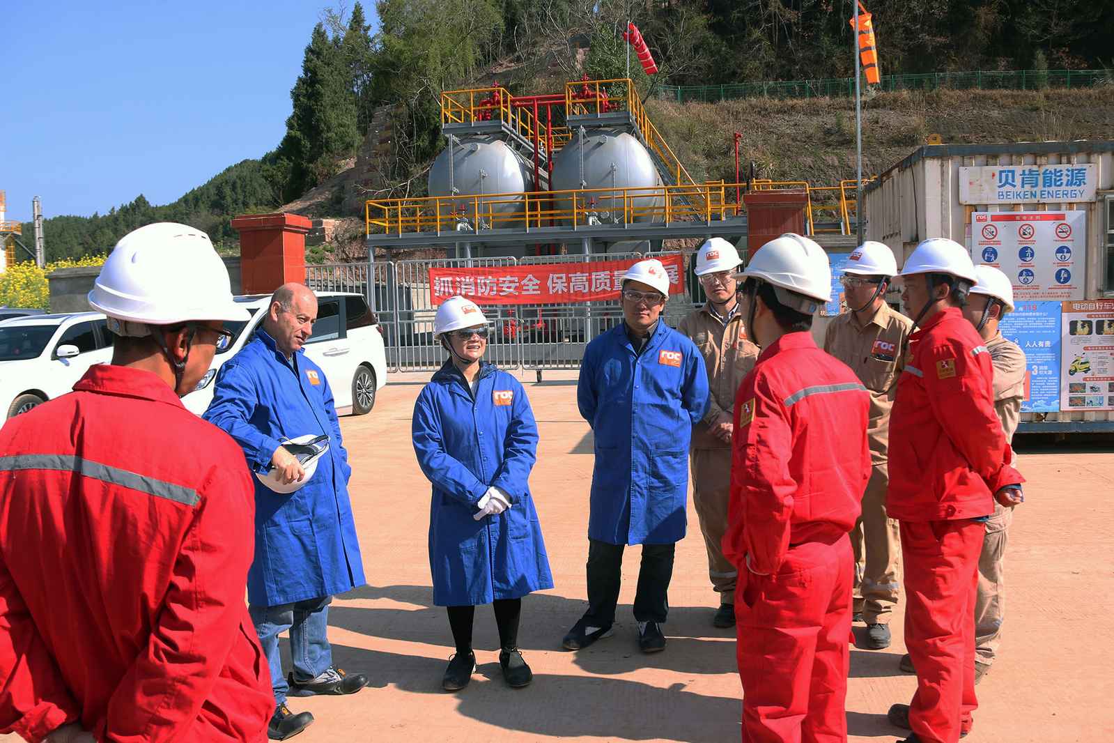 洛克石油首席執行官Lorne一行蒞臨角76井組鉆井現場(chǎng)考察工作(圖2)